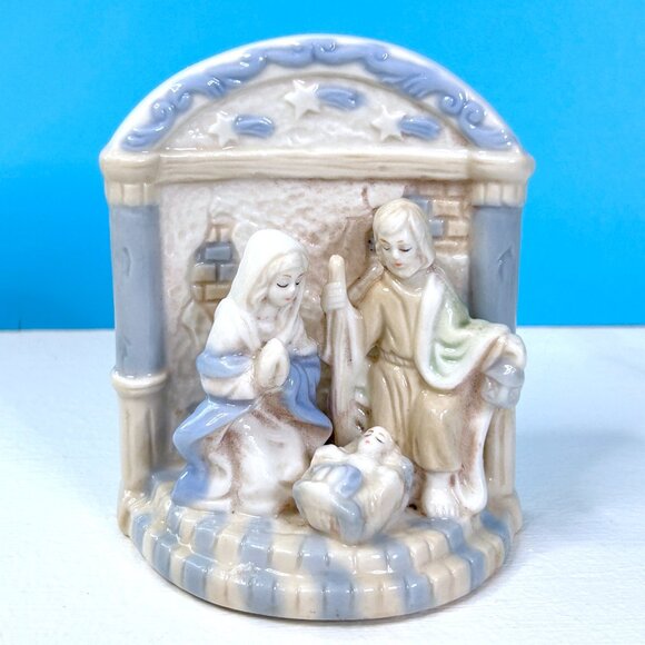 Other - Vintage Beautifully Detailed Porcelain Blue‎ White Nativity One Piece Figurine
